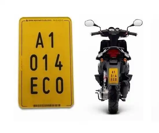 ¿Puede un ciclomotor circular por la autovía?